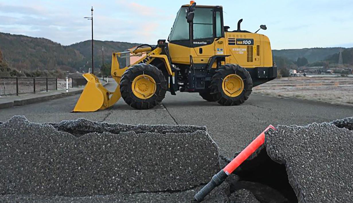 Gempa Jepang di awal tahun baru itu menyebabkan kerusakan struktural yang luas dan kebakaran di Kota Wajima di Prefektur Ishikawa, sementara gempa susulan yang terus berlanjut. (Fred Mery / AFPTV / AFP)