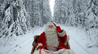 Santa Claus di atas kereta hadiahnya untuk mempersiapkan perayaan Natal di Lingkar Arktik, dekat Rovaniemi, Finlandia, 15 Desember 2016. Setiap tahunnya, desa yang mendapat julukan Desa Sinterklas ini ramai oleh wisatawan. (REUTERS/Pawel Kopczynski)