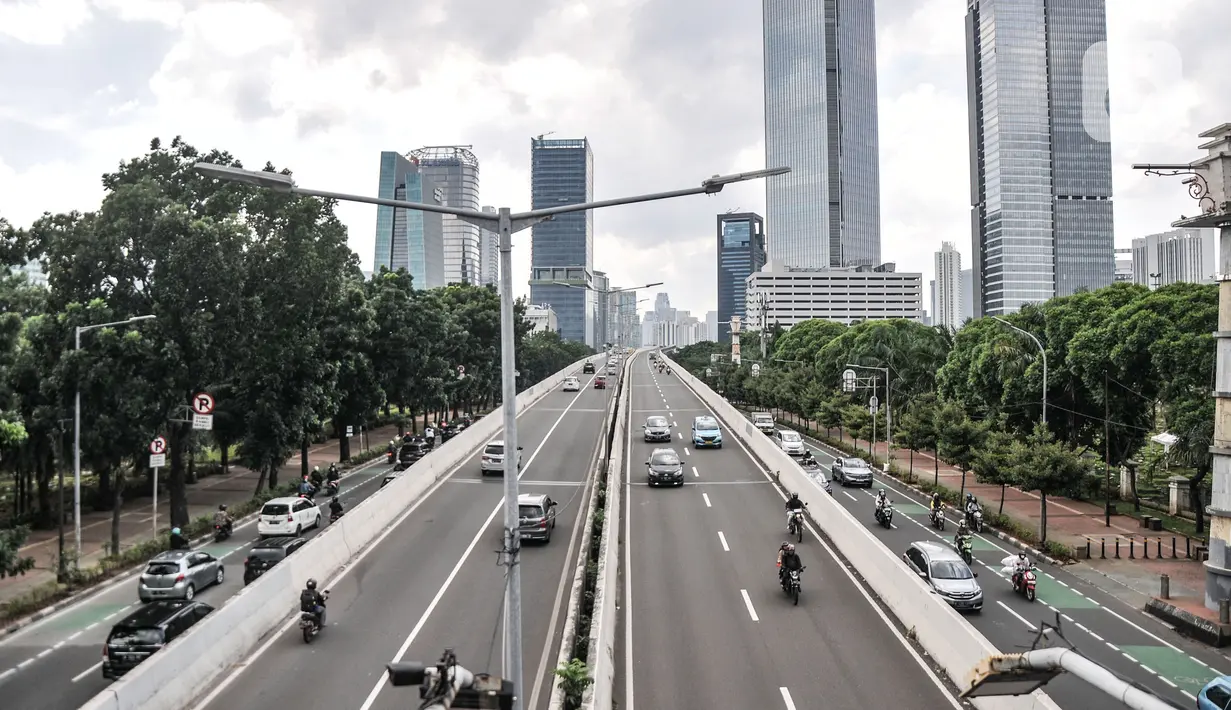 Sejumlah pengendara sepeda motor saat menerobos jalan layang non tol (JLNT) Casablanca, Kuningan, Jakarta Selatan, Senin (9/1/2023). Menurut Dirlantas Polda Metro Jaya Kombes Latif Usman, tilang manual akan diberlakukan hanya untuk sejumlah pelangaran lalu lintas yang sulit tertangkap kamera tilang elektronik. (merdeka.com/Iqbal S Nugroho)