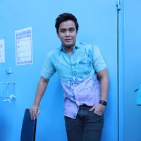 Membagi waktu dengan baik menjadi hal yang wajib dilakukan oleh Billy. Ia berusaha semaksimal mungkin untuk membuat waktu kerja dan istirahat menjadi seimbang. Ini berkaca dari kakaknya, Olga Syahputra. (Galih W. Satria/Bintang.com)