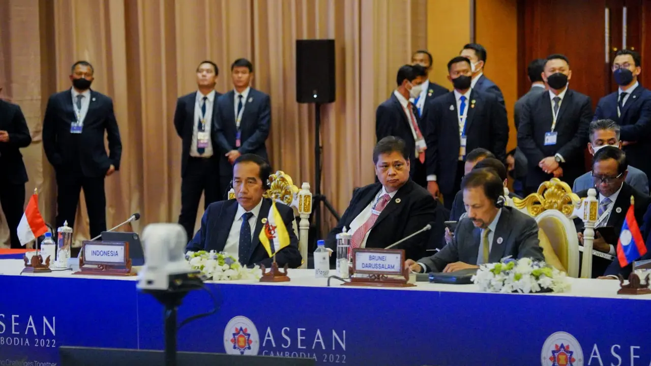 Presiden Joko Widodo yang turut didampingi oleh Menteri Koordinator Bidang Perekonomian Airlangga Hartarto dalam KTT ASEAN-Kanada