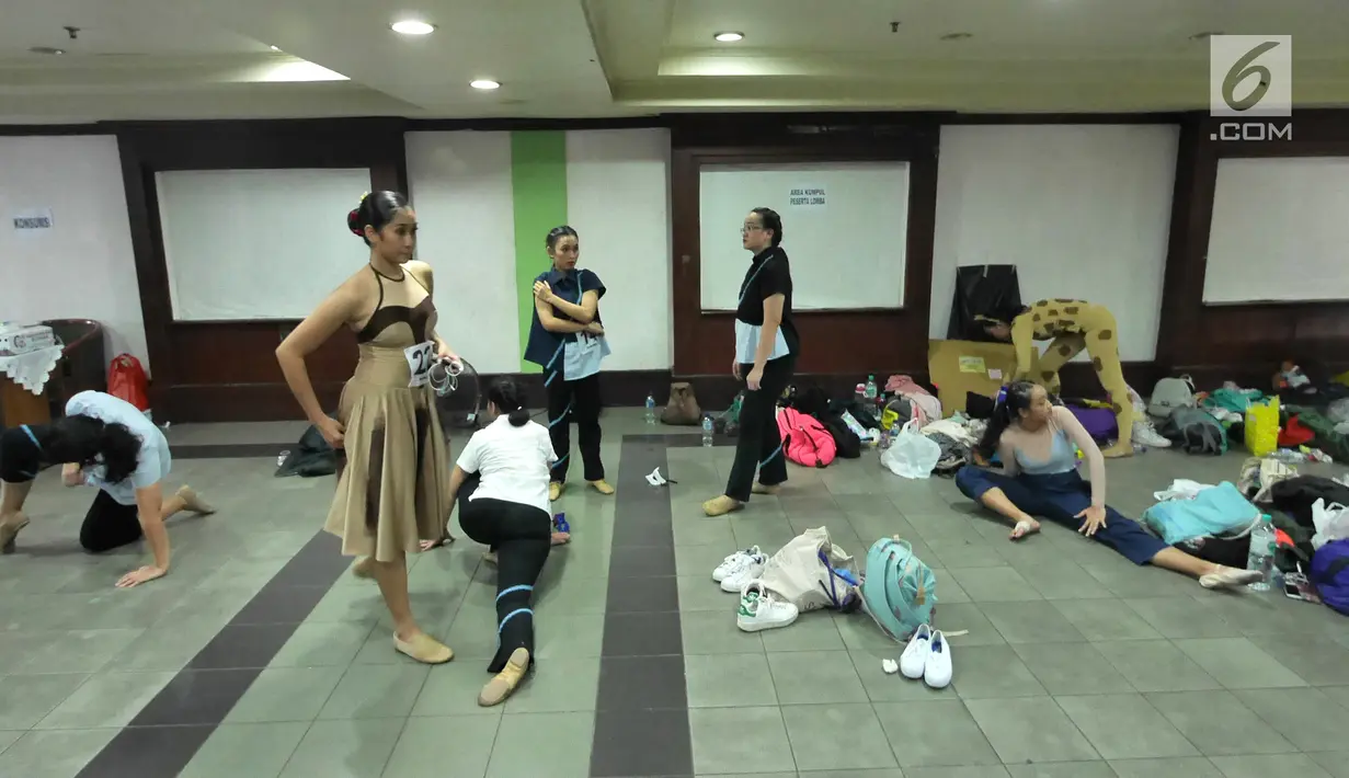 Para peserta melakukan pemanasan sebelum tampil dalam Namarina bertajuk 'Internal Jazz dance Competition 2018' di Jakarta, Minggu (6/5). Lomba ini terbagi atas kategori solo dan grup. (Liputan6.com/Herman Zakharia)