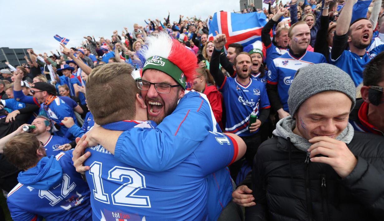 Suporter Islandia berpelukan merayakan kemenangan timnya atas Inggris pada laga 16 besar Piala Eropa 2016 di Reykjavik, Islandia, Selasa (28/6/2016) dini hari WIB. Islandia menang 2-1. (EPA/Eythor Arnason)