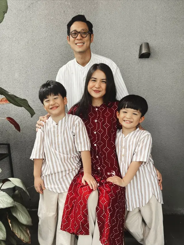 Disebut Baby Face, Ini 7 Potret Putri Titian saat Asuh 2 Anak