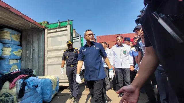 Menteri Perdagangan Zulkifli Hasan kembali mengungkap hasil penindakan Satuan Tugas (Satgas) Pengawasan Barang Impor Ilegal senilai Rp 46 miliar. (Arief/Liputan6.com)