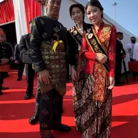 Kakak adik juara olimpiade matematika dan sains dunia Mischka dan Devon menghadiri perayaan Hari Lahir Pancasila bareng Presiden Jokowi dengan pakaian adat (Foto: Instagram @mischkadevon]
