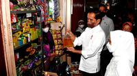 Presiden Joko Widodo atau Jokowi mengecek langsung harga minyak goreng curah di Pasar Muntilan Kabupaten Magelang Jawa Tengah, Sabtu (21/5/2022). (Foto: Biro Pers Sekretariat Presiden)