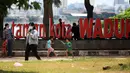 Anak-anak berlarian saat mengunjungi Taman Kota Waduk Pluit di Penjaringan, Jakarta Utara, Minggu (27/12/2020). Taman Kota Waduk Pluit dibuka kembali setelah di tutup pada libur Natal, namun banyak warga yang berwisata tidak menerapkan protokol kesehatan. (Liputan6.com/Johan Tallo)