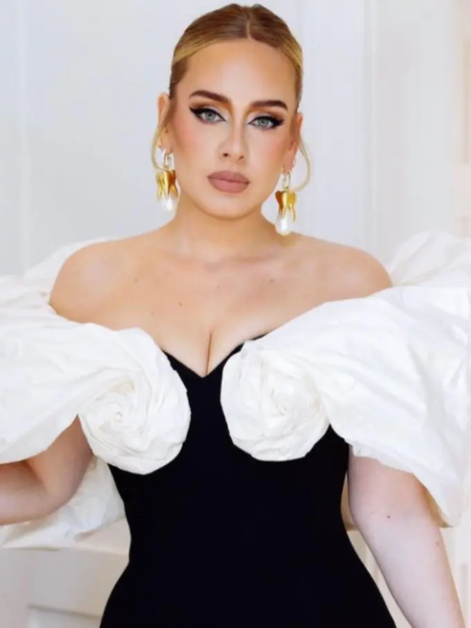 Momen Romantis Pria Lamar Kekasihnya di Konser Adele