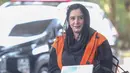 Fadia Arafiq yang kini berstatus tersangka datang membawa map putih dengan kawalan petugas keamanan. Tampak dalam foto, tersangka kasus dugaan korupsi pengadaan barang dan jasa outsourcing (tenaga alih daya) serta lainnya di lingkungan Pemerintah Kabupaten Pekalongan untuk tahun anggaran 2023–2026, Fadia Arafiq, saat tiba di Gedung Merah Putih Komisi Pemberantasan Korupsi (KPK), Jakarta, Rabu (29/4/2026). (merdeka.com/Arie Basuki)