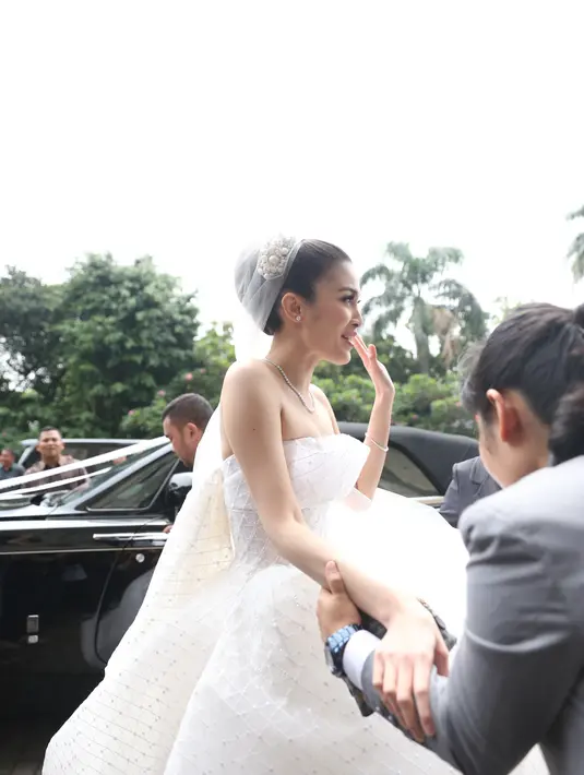 Dalam hari bahagianya itu, terlihat Gubernur DKI Jakarta, Basuki Tjahaja Purnama alias Ahok beserta istri, Veronika Tan. Ahok hadir dengan setelan jas, dan istri dengan rambut disanggul dengan busana putih. (Nurwahyunan/Bintang.com)