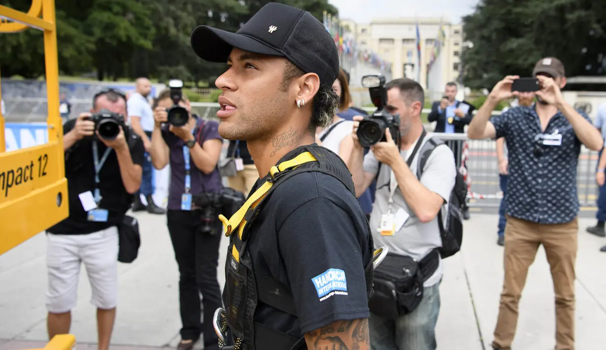 Bintang Paris Saint-Germain, Neymar Jr, bersiap menaiki kursi raksasa saat ditunjuk sebagai Duta Handicap di PBB, Jenewa, (15/8/2017). Neymar akan fokus membantu penyandang disabilitas dan terpuruk dalam kemiskinan. (AP/Laurent Gillieron)