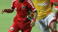 Pemain tengah Persija, Riko Simanjuntak (kiri) berebut bola dengan pemain Selangor FA saat laga persahabatan di Stadion Patriot Candrabhaga, Bekasi, Kamis (6/9). Persija kalah 1-2. (Liputan6.com/Helmi Fithriansyah)