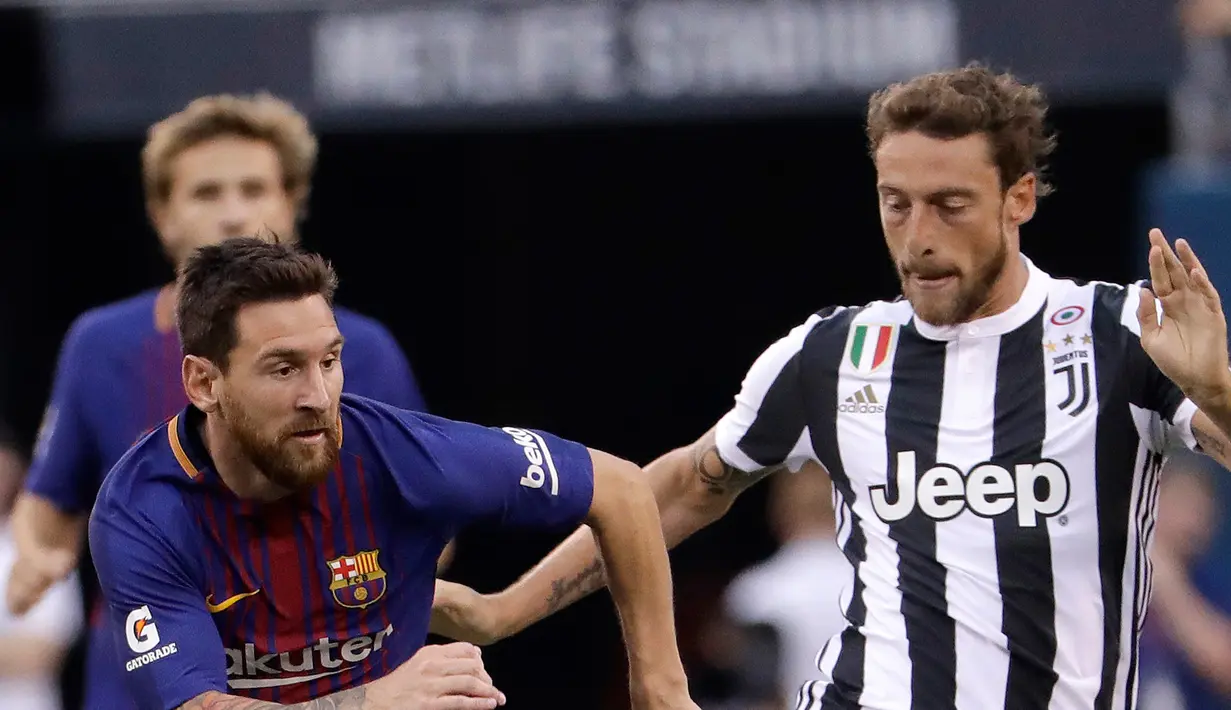 Penyerang Barcelona, Lionel Messi berusaha merebut bola dari gelandang Juventus, Claudio Marchisio saat bertanding pada ICC 2017 di Stadion MetLife di East Rutherford, N.J. (22/7). Barcelona menang atas Juventus dengan skor 2-1. (AP Photo / Julio Cortez)