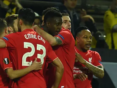 Pemain Liverpool menyambut gol yang dicetak Divock Origi ke gawang Borussia Dortmund pada laga leg pertama perempat final Liga Europa, di Stadion Signal Iduna Park, Dortmund, Jumat (8/4/2016) dini hari WIB. (AFP/Patrik Stollarz)