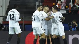 Selebrasi para pemain Valencia usai Carlos Soler mencetak gol ke gawang De Gea pada laga terakhir grup H Liga Champions yang berlangsung di stadion Mestalla, Valencia, Rabu (13/12). Manchester United kalah 1-2 atas Valencia. (AFP/Jose Jordan)
