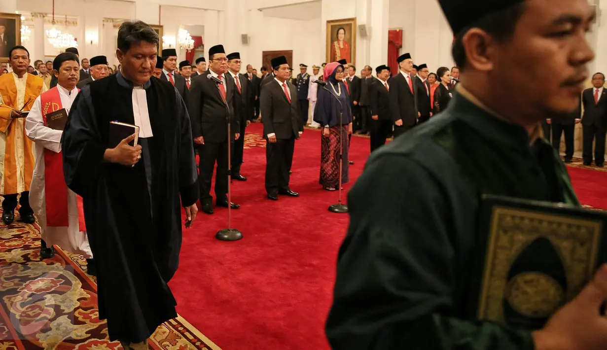 Para rohanian usai mengambil sumpah dalam pelantikan jajaran Komite Ekonomi dan Industri Nasional (KEIN) yang dipimpin Soetrisno Bachir sebagai Ketua di Istana Negara, Jakarta, Rabu (20/1). (Liputan6.com/Faizal Fanani)