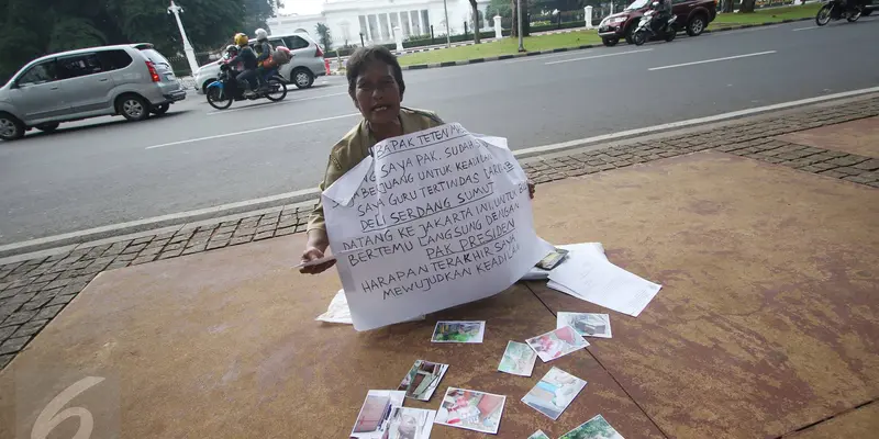 20160713-5 Tahun Tak Direspon, Guru SD Asal Deli Serdang Gelar Aksi di Kantor Jokowi-Jakarta