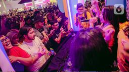Penonton menyaksikan pertunjukan musik pada hari pertama Synchronize Fest 2022 di Gambir Expo, Kemayoran, Jakarta, Jumat (7/10/2022). Mengusung tema "Lokal Lebih Vokal", tahun ini Synchronize Fest masih akan menyuguhkan enam panggung megah yang menampilkan 126 pengisi acara. (Liputan6.com/Faizal Fanani)
