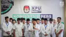 Ketum Gerindra Prabowo Subianto memberikan keterangan kepada awak media usai mendaftarkan partainya Gerinda di Kantor KPU, Jakarta, Sabtu (14/10). Partai Gerindra resmi mendaftarkan sebagai peserta Pemilu 2019 ke KPU. (Liputan6.com/Faizal Fanani)