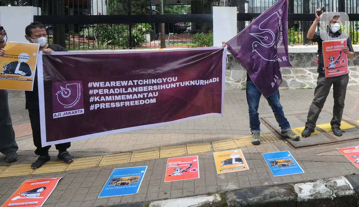 Aliansi Jurnalis Independen (AJI) saat aksi demo solidaritas kasus penganiayaan jurnalis Surabaya, di Kejaksaan Agung, Jakarta, Rabu (1/12/2021). AJI juga mendesak Kepolisian bekerja profesional mengungkap pelaku lain yang terlibat penganiayaan terhadap jurnalis Nurhadi. (merdeka.com/Arie Basuki)