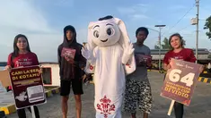 Maskot Piala Dunia 2022, La'eeb berfoto bersama warga saat mengunjungi Dermaga Banjar Raya,  Banjarmasin, Sabtu (29/10/2022). Kedatangan La'eeb ini menambah kemeriahan jelang bergulirnya Piala Dunia 2022 pada November mendatang. (FOTO: Dok. SCM)