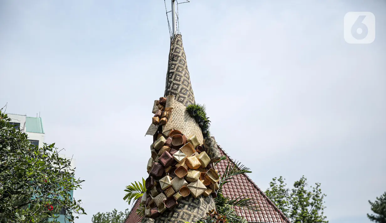 Pohon Natal terlihat di Gereja Katolik Santo Stefanus, Jakarta, Selasa (20/12/2022). Pada perayaan Natal 2022 dengan mengusung tema “Green Christmas” mereka membuat pohon Natal dari gedek, tampah, besek sedangkan ornamen goa Natal menggunakan barang bekas pakai karton telur, selongsong tissue gulung, serta buku misa paskah 2019. (Liputan6.com/Faizal Fanani)
