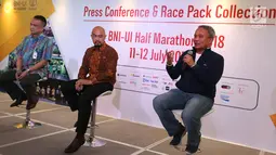 VP Divisi Hubungan Kelembagaan BNI Ahmad Salman, Wasekjen ILUNI UI Nongki Wisaksono Soeghandi, dan Ketua Pelaksana Irfan Ferdiansyah saat konfrensi pers BNI - UI Half Marathon 2018 di fX Sudirman, Jakarta, Rabu (11/7). (Liputan6.com/HO/Palar)
