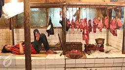 Pedagang menunggu pembeli sambil tiduran di los daging Pasar Minggu, Jakarta Selatan, Senin (13/6). Harga daging di pasar Jakarta masih berkisar Rp 120.000/kg jauh dari harapan pemerintah di bawah Rp 80.000/kg. (Liputan6.com/Immanuel Antonius)
