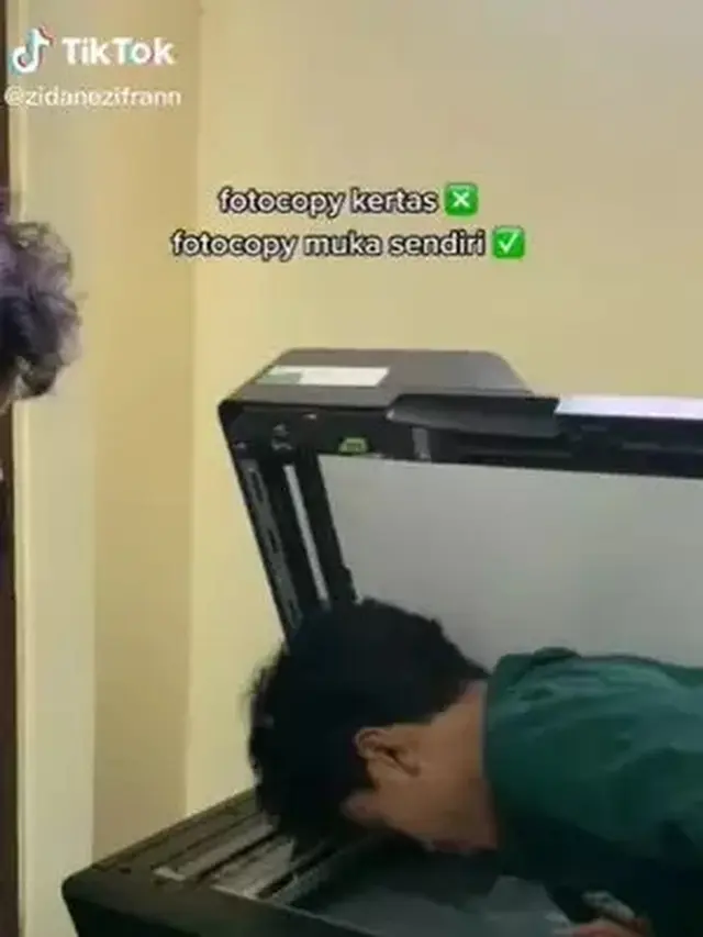 8 Potret Cara Nyeleneh Orang Pakai Mesin Fotocopy Ini Malah Bikin Rusak