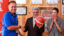 Duta&nbsp;Besar Iran untuk Indonesia, Mahdi Rounagh (tengah) menerima bola dari Wakil Ketua LOC Piala Dunia FIBA 2023, Agus Antares Mauro (kiri) sebagai bentuk&nbsp;dimulainya acara penanaman bakau "Kick-off Dribbling Towards Sustainbility FIBA Basketball World Cup 2023" di Kawasan Ekowisata Mangrove PIK, Jakarta, Selasa (22/08/2023). (Bola.com/Bagaskara Lazuardi)