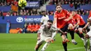 Di babak kedua, Real Madrid tampil lebih agresif dengan penguasaan bola yang lebih tinggi. Tampak dalam foto, bek Real Madrid asal Spanyol, Dani Carvajal (kiri) berebut bola dengan gelandang Osasuna asal Spanyol, Jon Moncayola, selama pertandingan pekan ke-25 La Liga 2025/2026 di Stadion El Sadar, Pamplona pada Sabtu 21 Februari 2026 waktu setempat atau Minggu (22/2/2026) dini hari WIB. (ANDER GILLENEA/AFP)