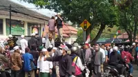 Massa pendukung Bahar Smith berdatangan Pengadilan Negeri (PN) Bandung, Jalan LLRE Martadinata, Kota Bandung, Jawa Barat, Selasa (16/8/2022). (Liputan6.com/ Ist)