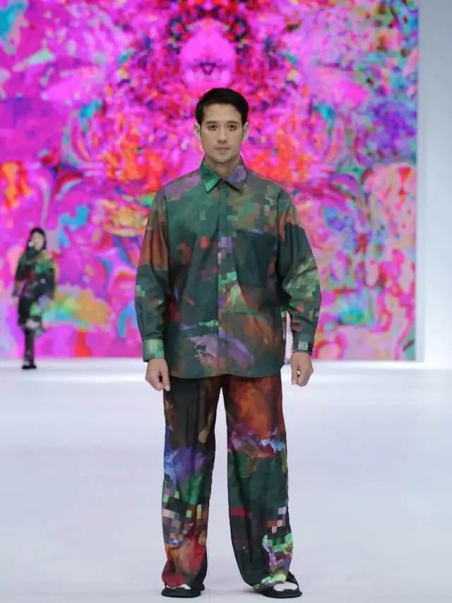8 Potret Selebriti yang Ikut Melenggang di Jakarta Fashion Week, Tampil Memukau