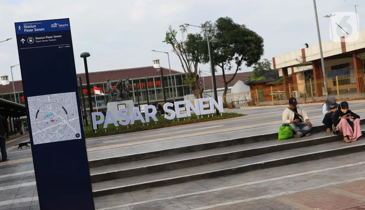 Warga beristirahat di area pedestrian kawasan Stasiun Pasar Senen, Jakarta, Kamis (18/6/2020). Renovasi ini bagian dari penataan area integrasi antarmoda untuk memfasilitasi masyarakat, dari dan menuju stasiun serta yang ingin melanjutkan naik bus. (Liputan6.com/Helmi Fithriansyah)