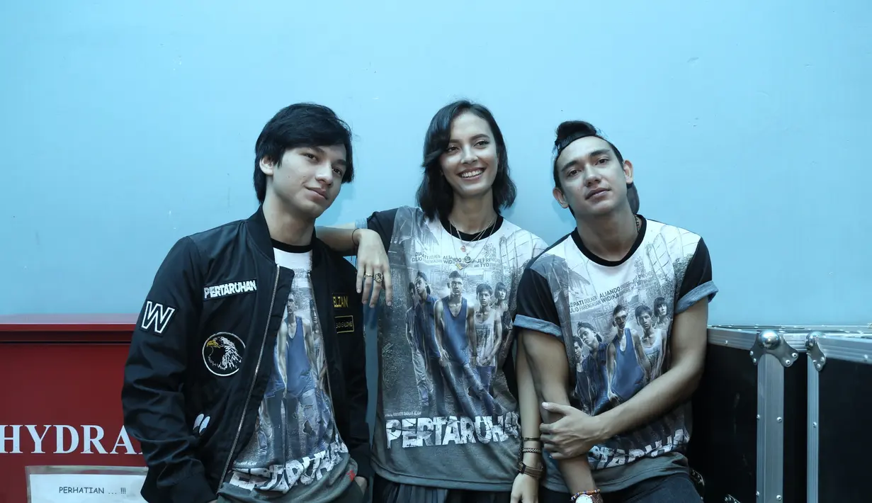 "Syutingnya di kampung gitu, mess Papua. Memang scene untuk film. Kita tuh anak gang yang orangnya sesuka hati kita. Merasa hidup kita ya gitu," sambung Adipati. (Galih W. Satria/Bintang.com)