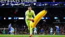 Kiper Everton, Joel Robles melempar sebuah balon pisang keluar lapangan di stadion Etihad, Inggris, (27/1). Kejadian terjadi pada pertandingan semi final leg kedua antara Manchester City menjamu Everton. (Reuters /  Andrew Yates)