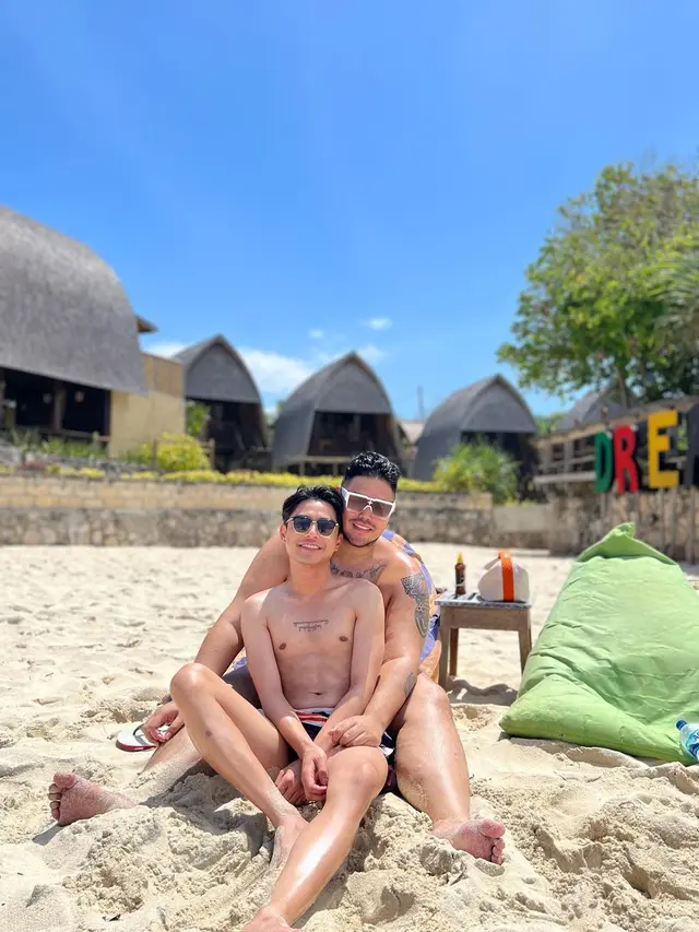 Ivan gunawan bikin heboh saat foto bareng pria di pinggir pantai