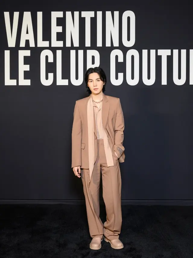 Potret Selebritis Dunia Hadiri Fashion Show Valentino di Paris