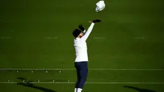 Penyerang Paris Saint-Germain (PSG), Neymar melempar kaos saat mengikuti sesi latihan tim di Saint-Germain-en-Laye (10/12/2019). PSG akan bertanding melawan wakil Turki, Galatasaray pada Grup A Liga Champions di Parc des Princes. (AFP/Franck Fife)