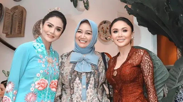 6 Beda Gaya Yuni Shara dan Krisdayanti di Acara Tedak Siten Keponakannya, Tampil Berkebaya