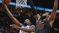 Forward Golden State Warriors Kevin Durant (kiri) dihalangi bintang Cleveland Cavaliers LeBron James pada laga NBA 2017-2018 di Quicken Loans Arena, Senin (15/1/2018) atau Selasa (16/1/2018) WIB. (AFP/Michael Hickey)