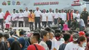 Gubernur DKI Jakarta Anies Baswedan, sejumlah tokoh, dan petinggi Polri saat Deklarasi Damai dalam Festival Damai Millenial Road Safety di kawasan Monas, Jakarta, Minggu (23/6). Festival ini juga dimeriahkan oleh berbagai atraksi dan pertunjukan musik artis Tanah Air. (merdeka.com/Iqbal Nugroho)