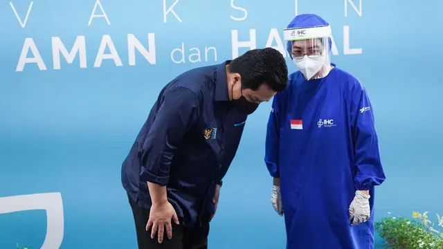 Menteri BUMN Erick Thohir meninjau kegiatan vaksinasi para tenaga kesehatan  di bawah naungan rumah sakit BUMN, yang berlangsung di RS Pusat Pertamina, Jakarta, pada Senin 19 Januari 2021. (Dok BUMN)