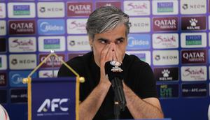 Pelatih Timnas Iran, Vahid Shamsaee dalam sesi konferensi pers selepas laga semifinal Piala Asia Futsal 2026 melawan Irak di Indonesia Arena, Jakarta, Kamis (5/2/2026). (Bola.com/Abdul Aziz)