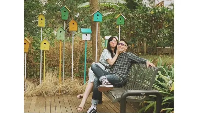 Namun Asmirandah memilih untuk pindah keyakinan mengikuti sang suami.