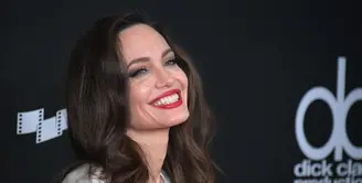 Aktris Maleficent, Angelina Jolie, miiki cirrus SR22. Ia pun punya surat izin sebagai pilot. (NEILSON BARNARD / GETTY IMAGES NORTH AMERICA / AFP)