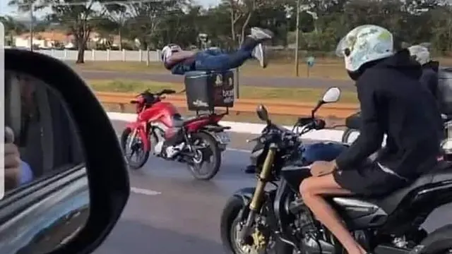 Gaya Nyeleneh Bapak-Bapak Bawa Motor Ini Bikin Tepuk Jidat