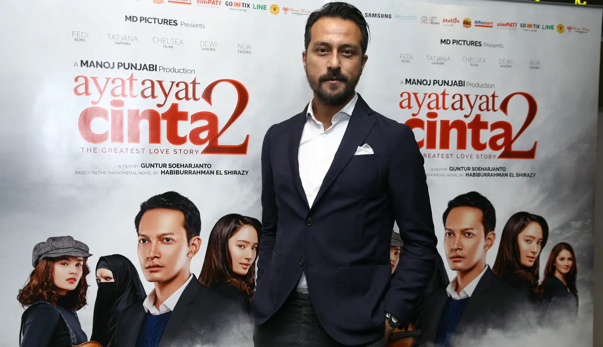 Dibalik rasa sedih kehilangan sang istri, Fahri pun dihadapkan dengan berbagai permasalahan menjadi muslim sebagai kaum minoritas di Eropa. (Nurwahyunan/Bintang.com)