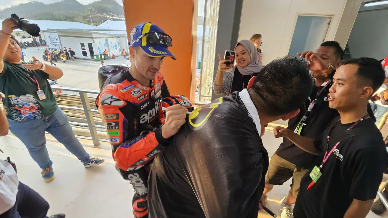Kiagus mendapat tandatangan dari Maverick Vinales di MotoGP Indonesia 2023